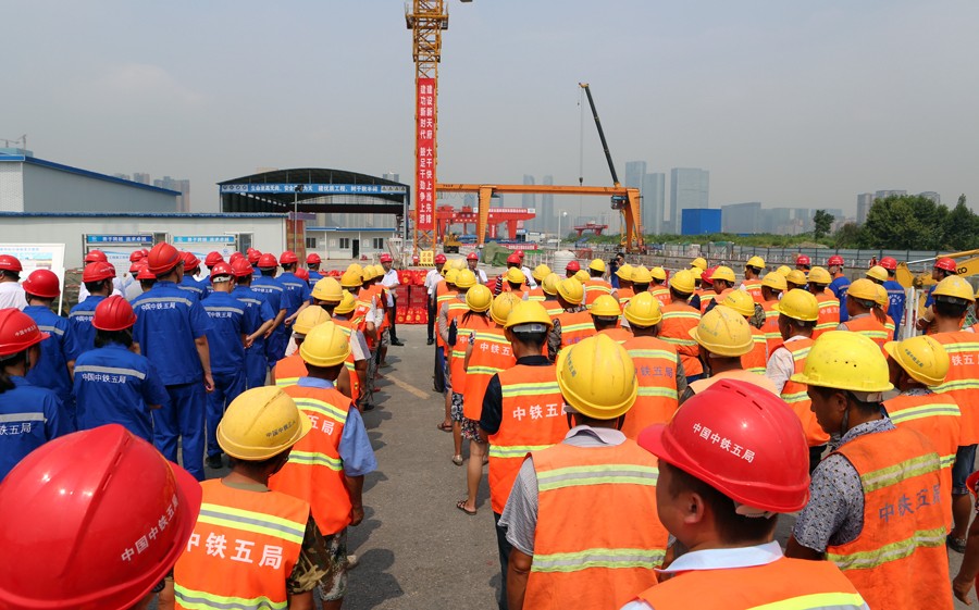 成都市總工會(huì)、中鐵城投集團(tuán)為成都地鐵建設(shè)者送清涼